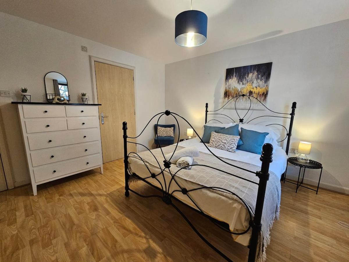 Apartment Plaza Flat 19 - 2 Bedroom Apartment, Free Parking, Town Centre Swindon