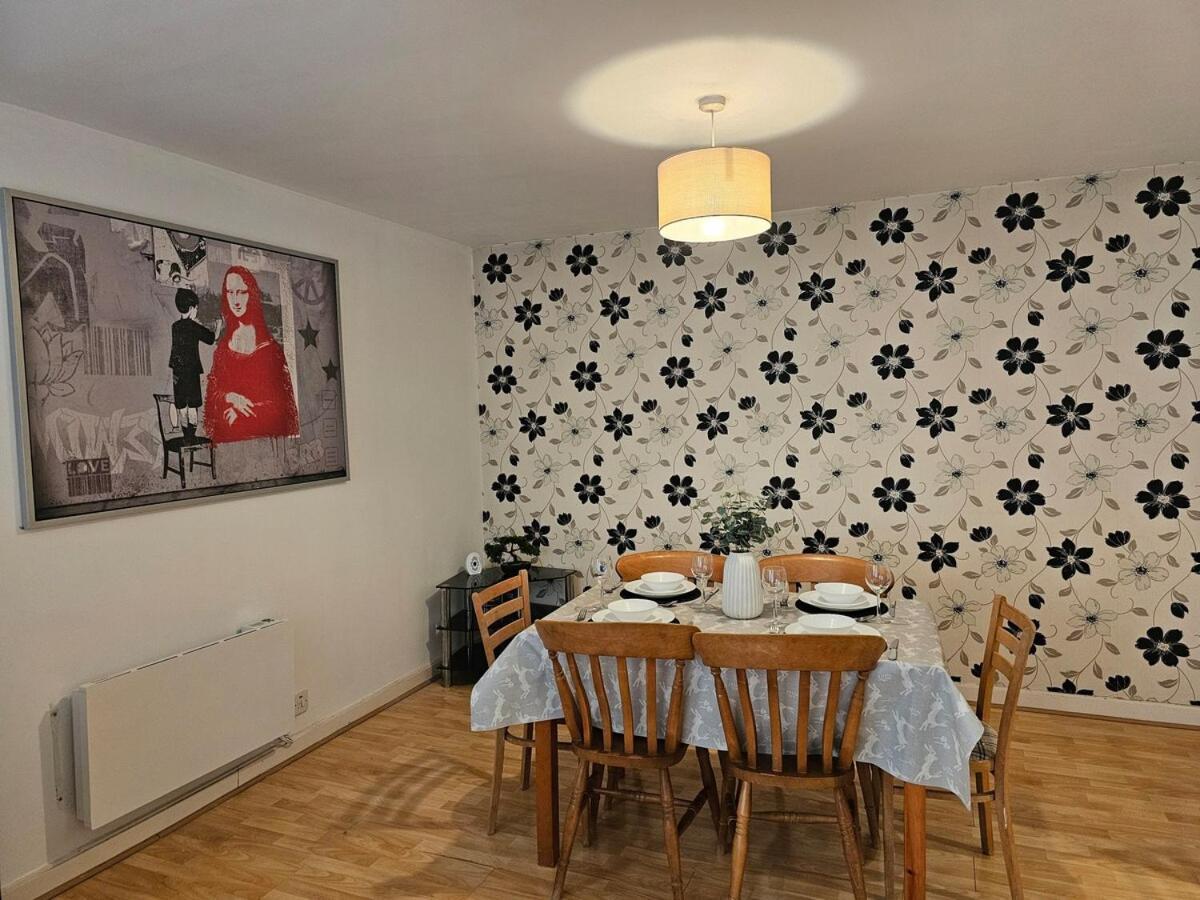 Plaza Flat 19 - 2 Bedroom Apartment, Free Parking, Town Centre Swindon