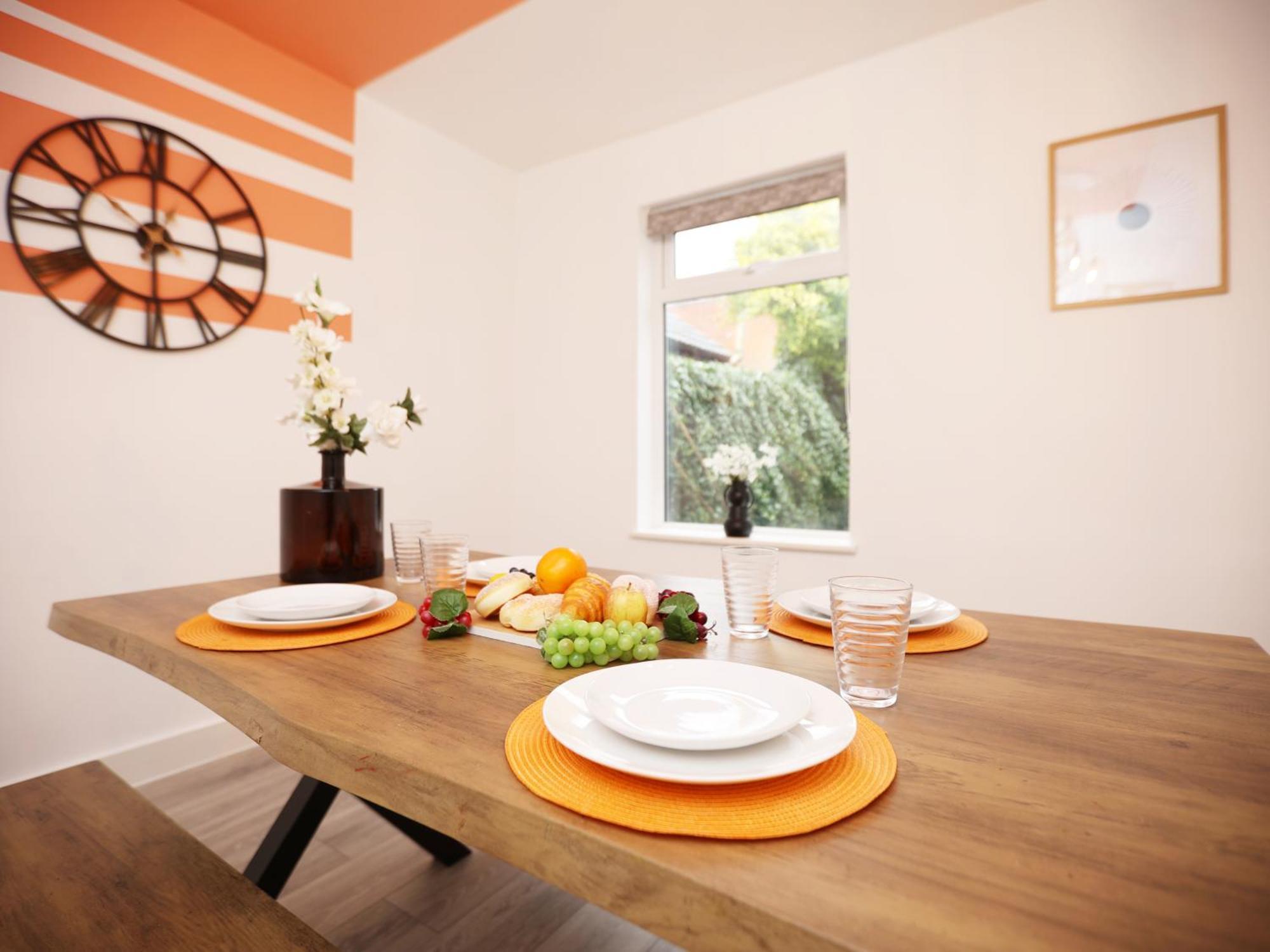 Redcliffe Place By N And N Ltd - Charming By Designer Outlet, Perfect For Contractors And Workers With Convenient Parking Apartment