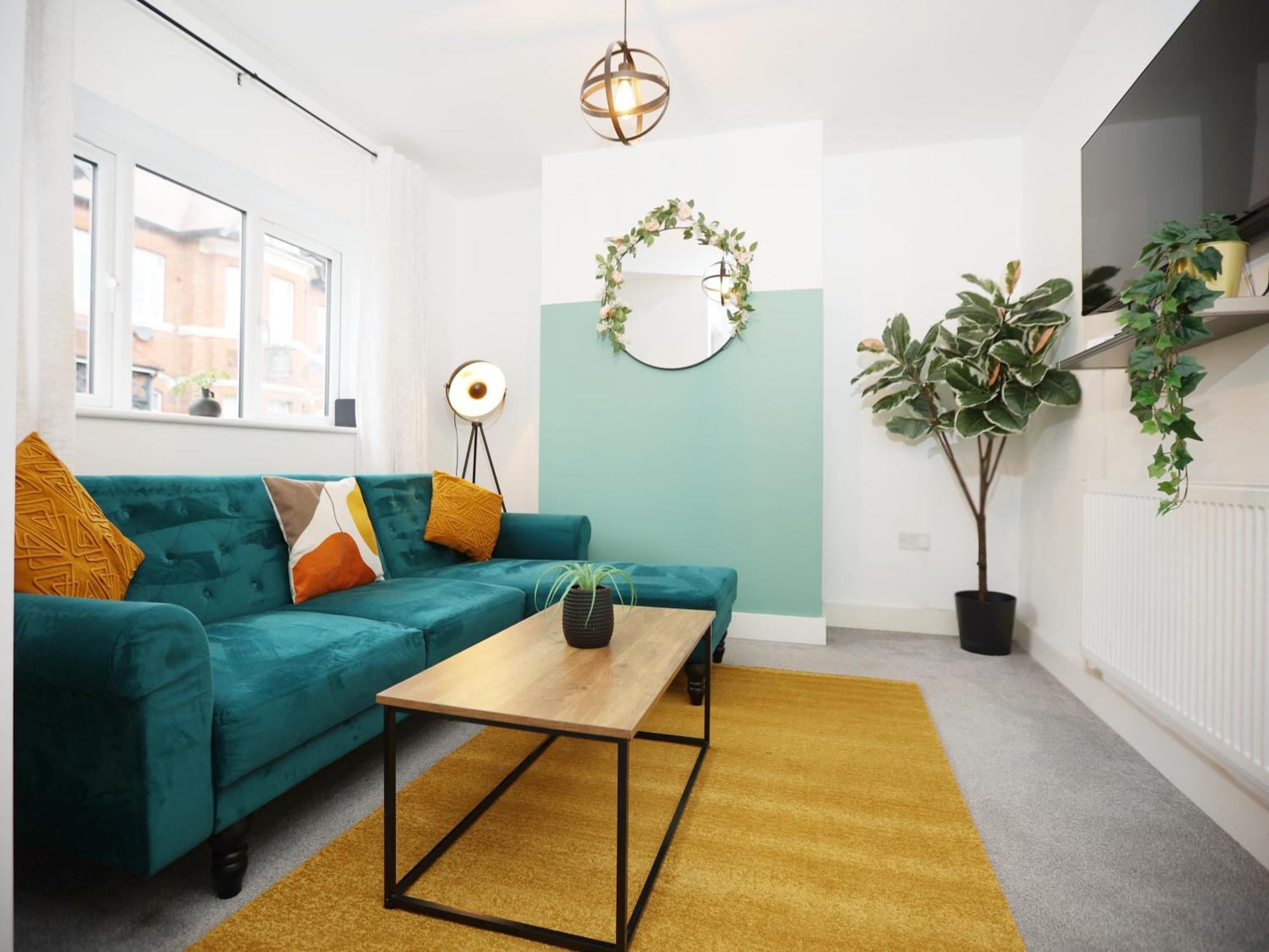 Apartment Redcliffe Place By N And N Ltd - Charming By Designer Outlet, Perfect For Contractors And Workers With Convenient Parking