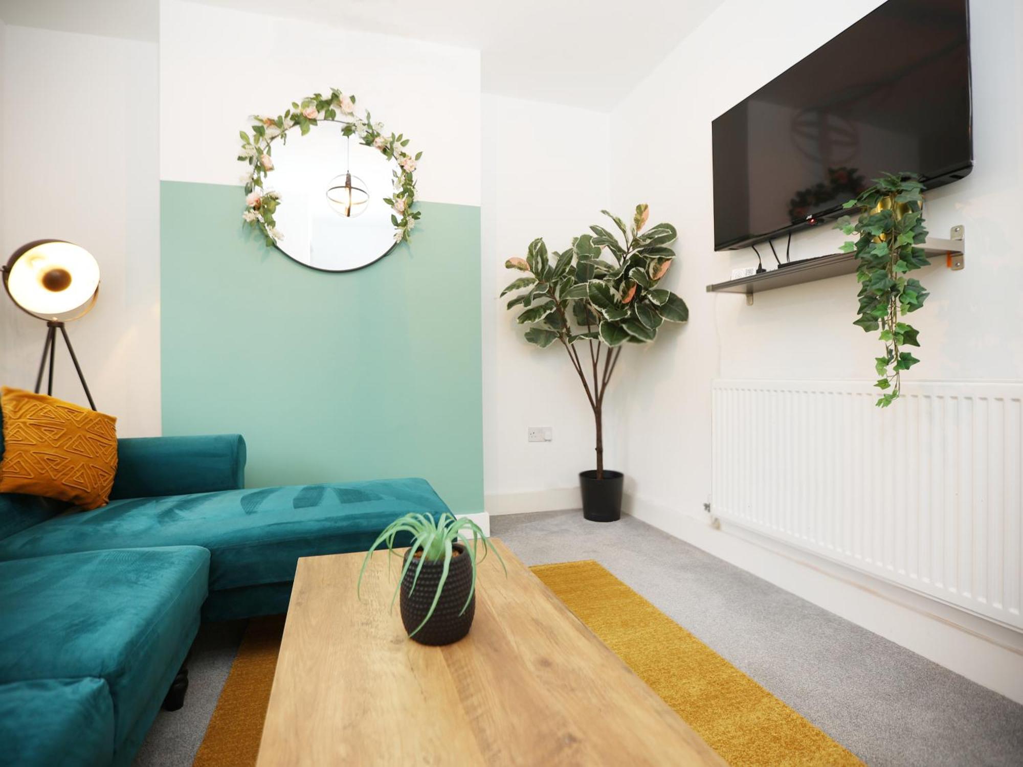 Redcliffe Place By N And N Ltd - Charming By Designer Outlet, Perfect For Contractors And Workers With Convenient Parking Apartment Swindon