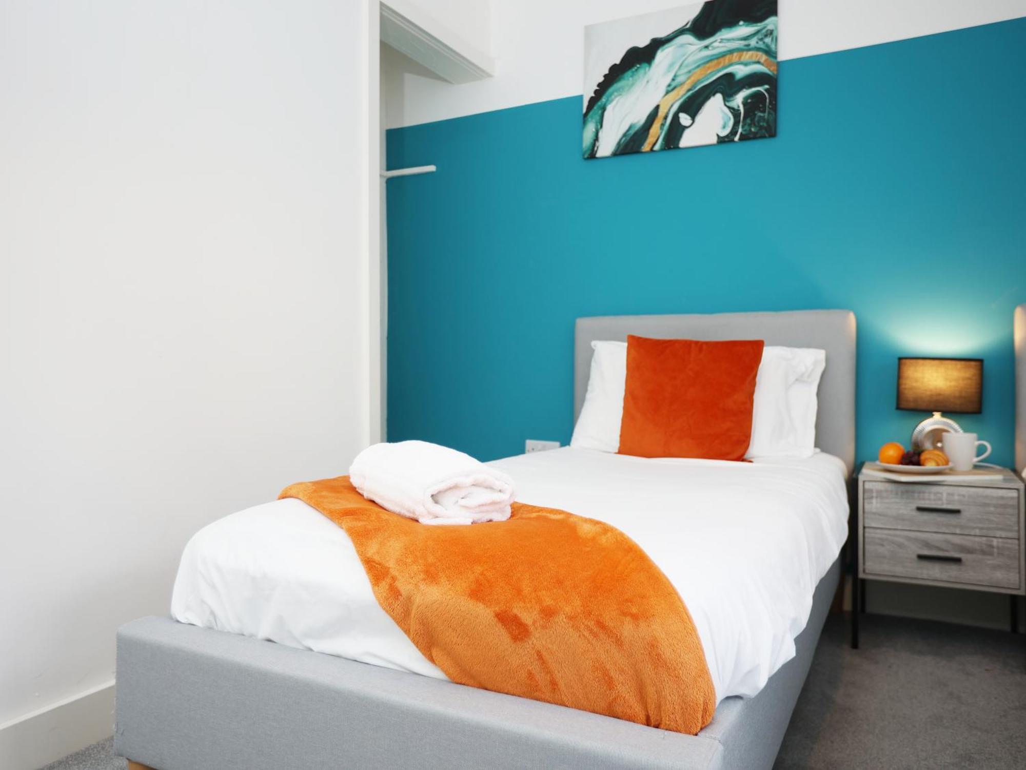 Redcliffe Place By N And N Ltd - Charming By Designer Outlet, Perfect For Contractors And Workers With Convenient Parking *