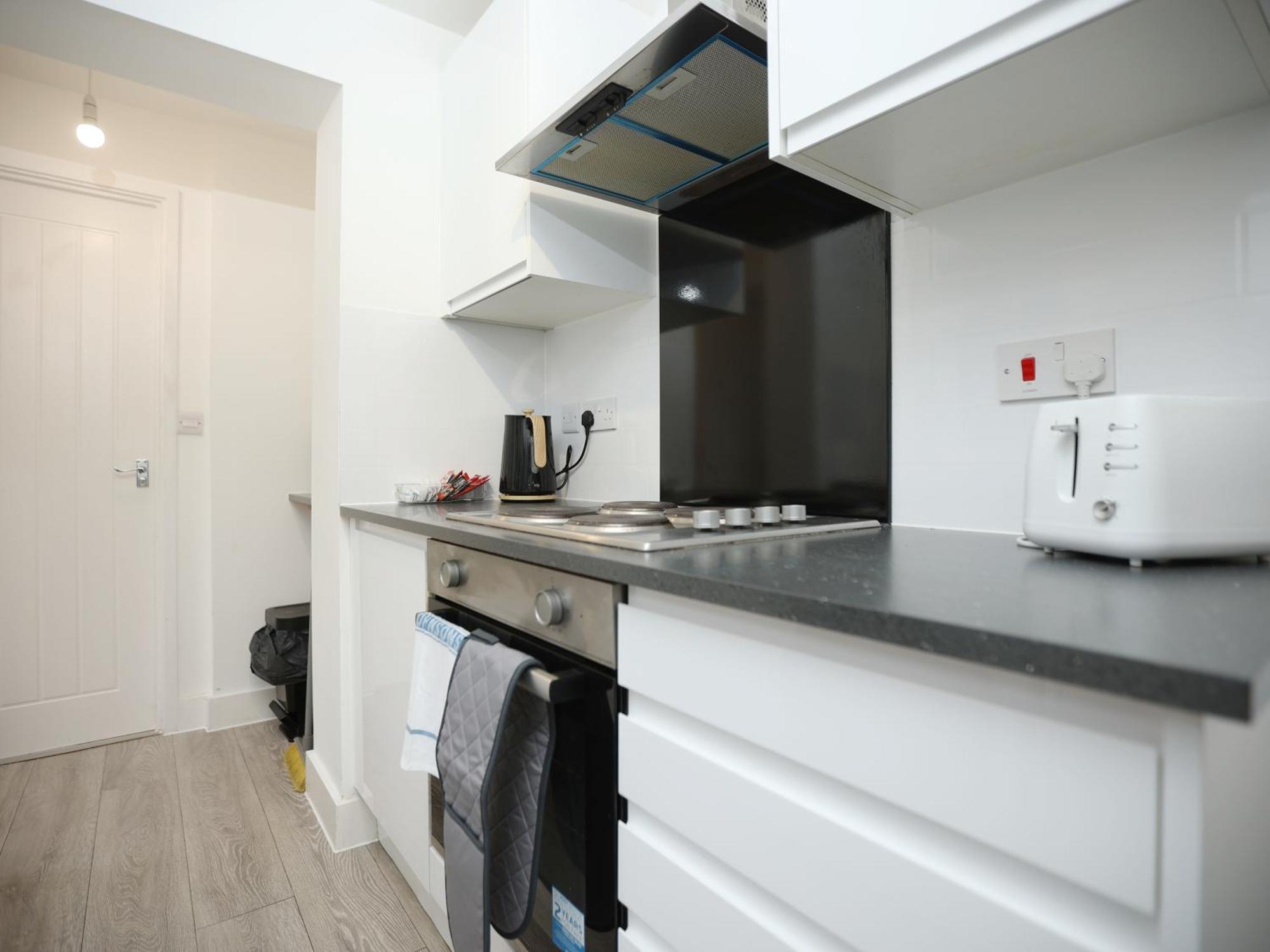 Apartment Redcliffe Place By N And N Ltd - Charming By Designer Outlet, Perfect For Contractors And Workers With Convenient Parking