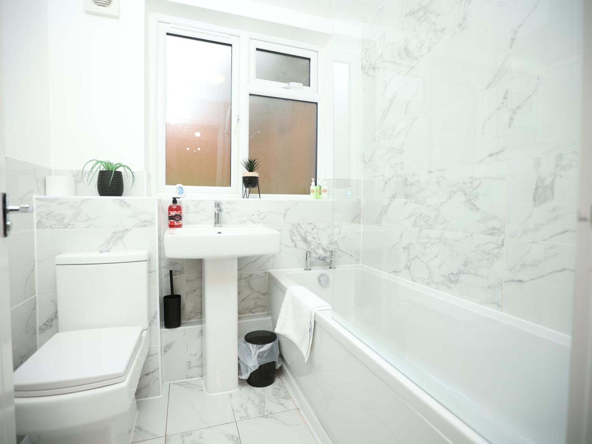 Redcliffe Place By N And N Ltd - Charming By Designer Outlet, Perfect For Contractors And Workers With Convenient Parking *