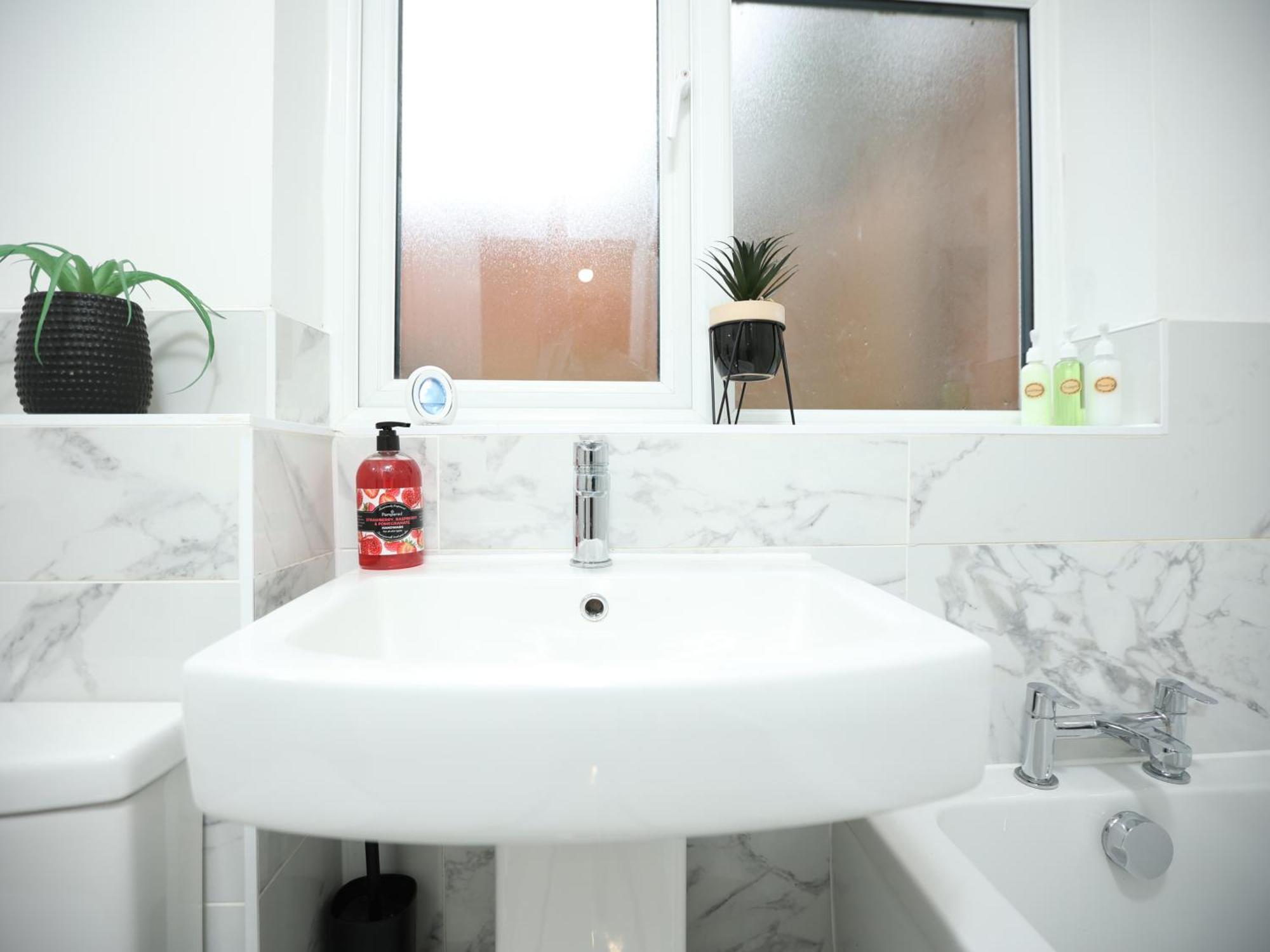 Apartment Redcliffe Place By N And N Ltd - Charming By Designer Outlet, Perfect For Contractors And Workers With Convenient Parking *