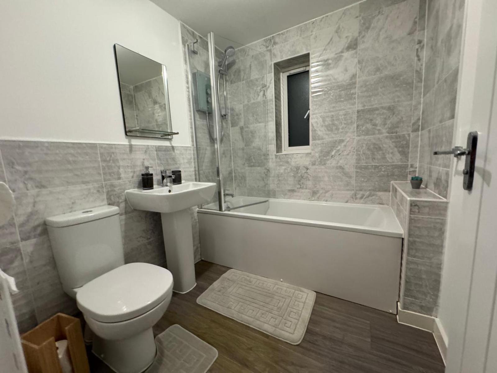 Large 5 Bedroom Modern Swindon