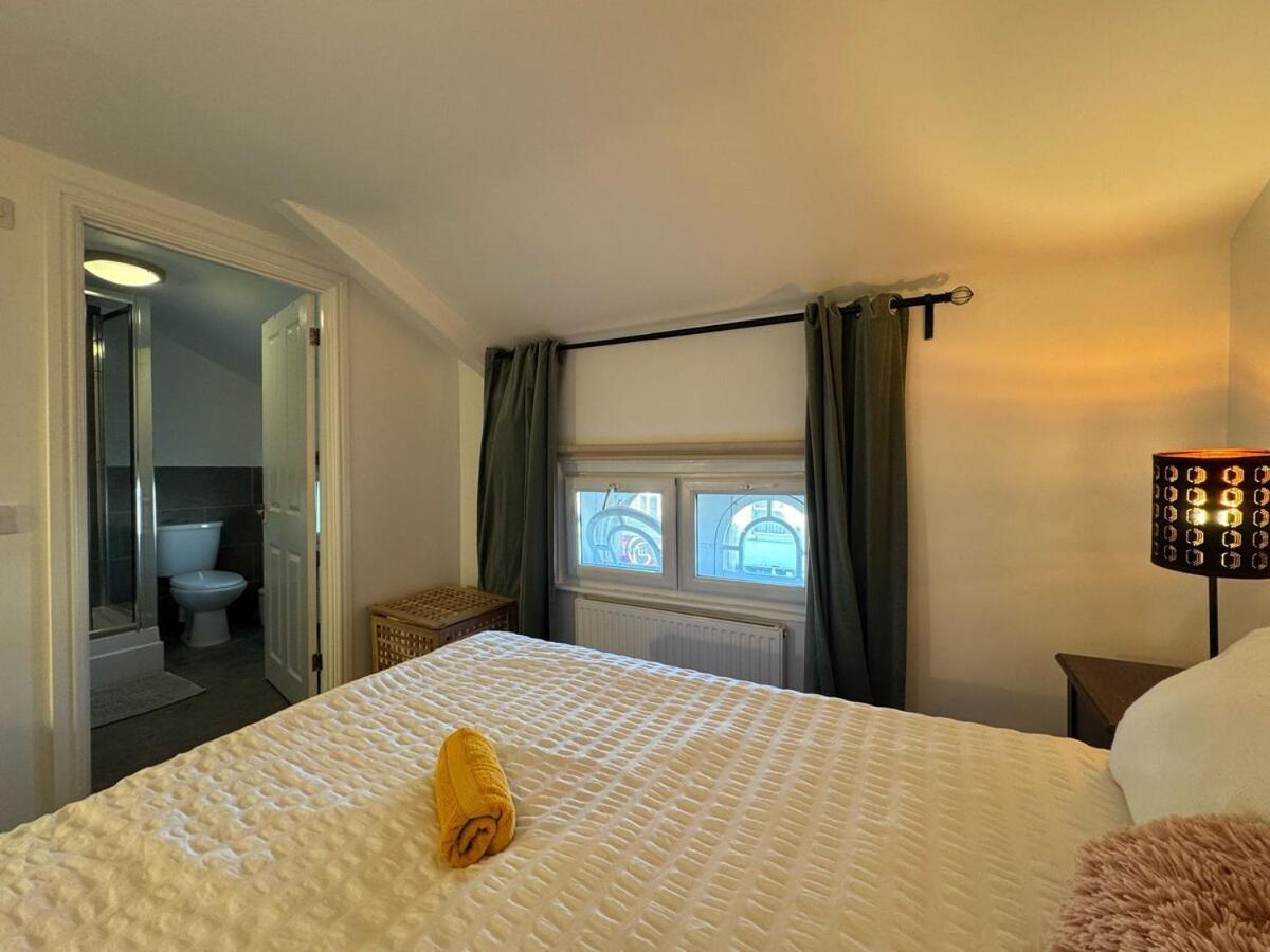 Victoria Road - 1 Bedroom * Swindon