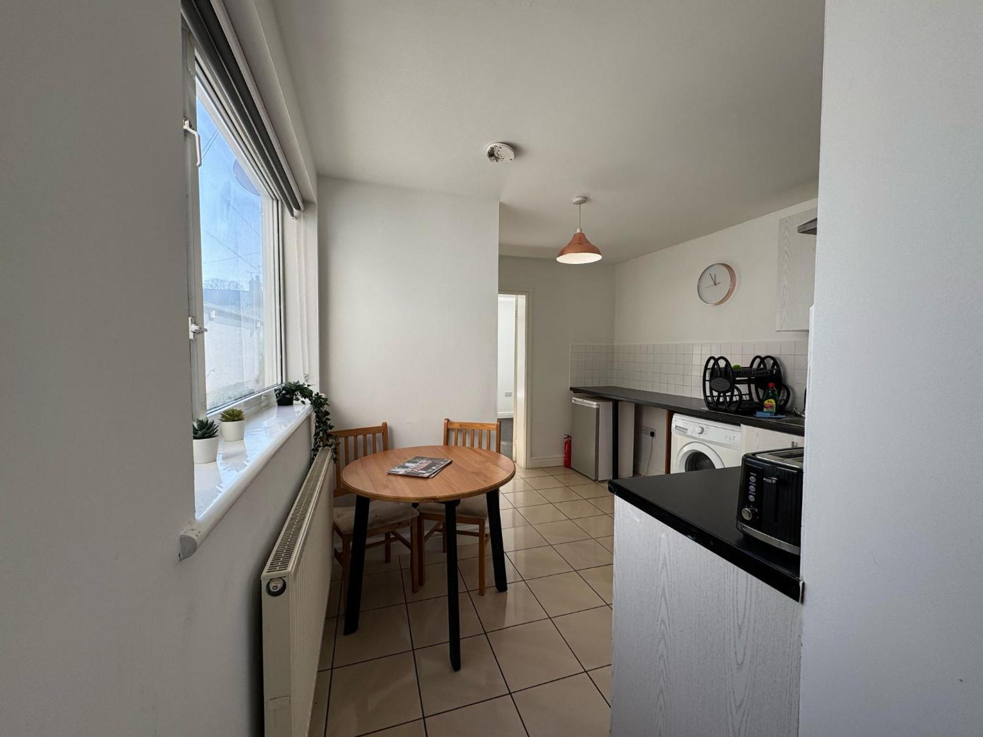 Faringdon Long Sleeps 2 Parking Apartment *