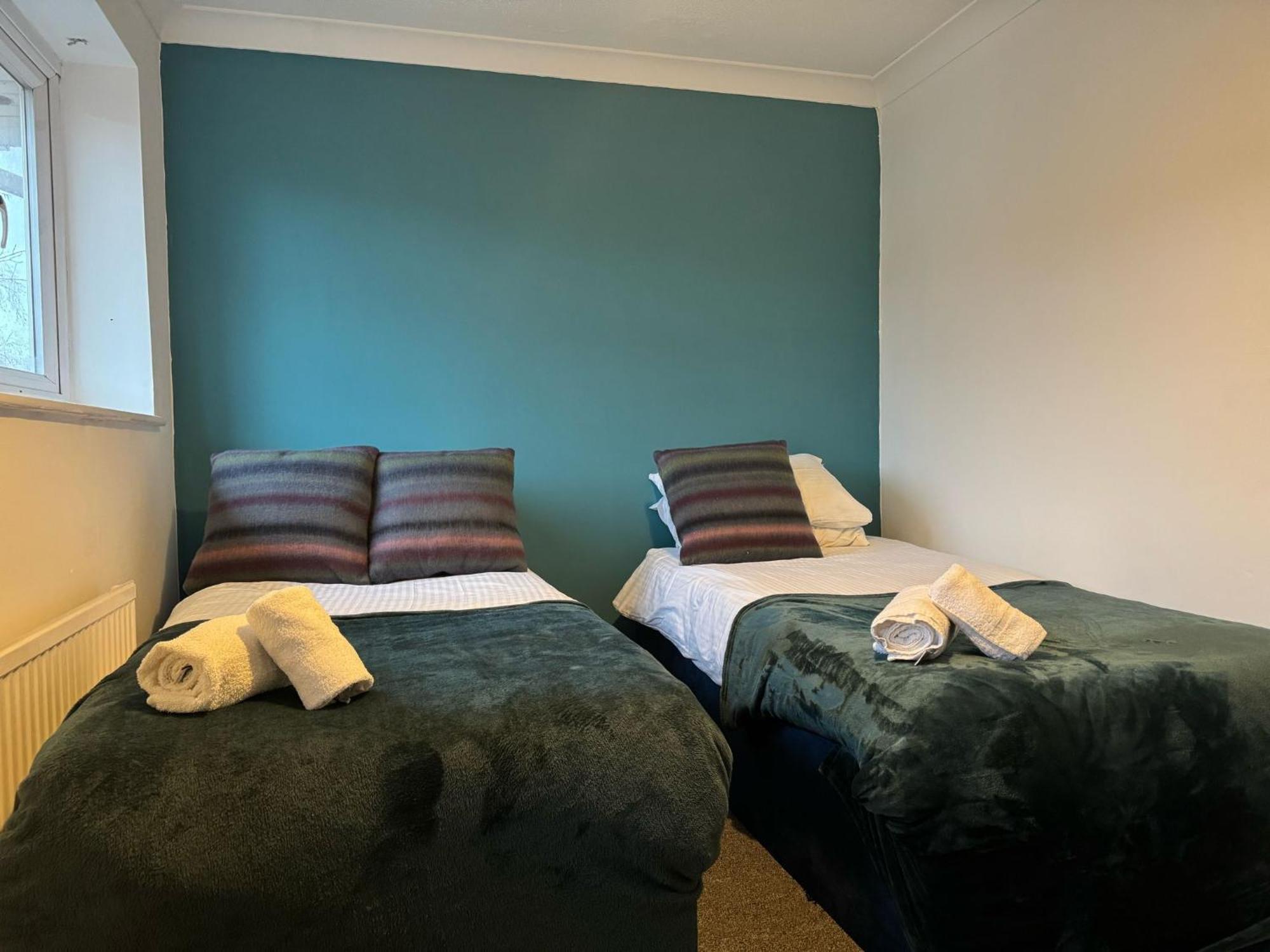 Alder 3 Bedroom Semi Ample Parking *