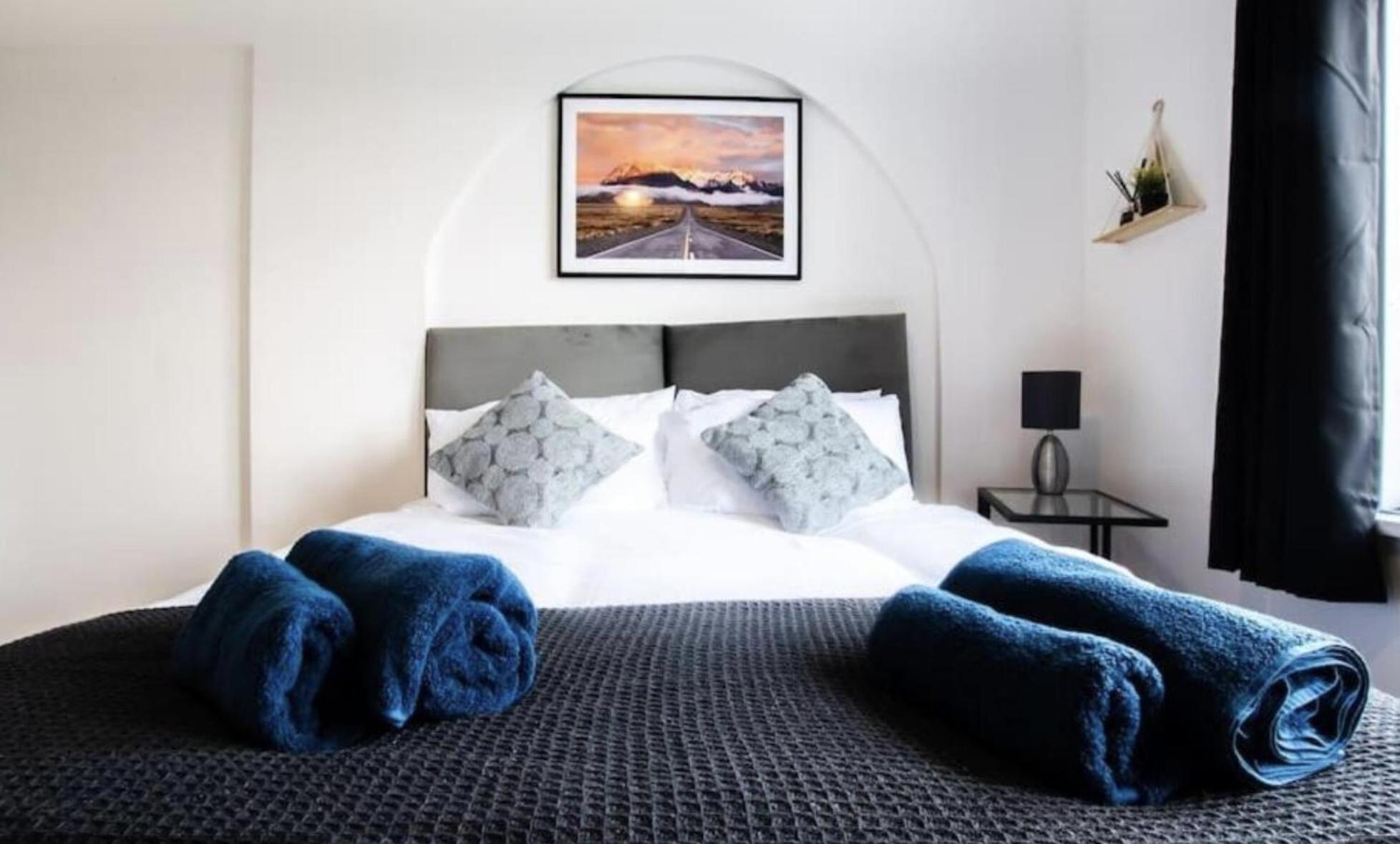 A Cosy 2 Bed Flat In Apartment *