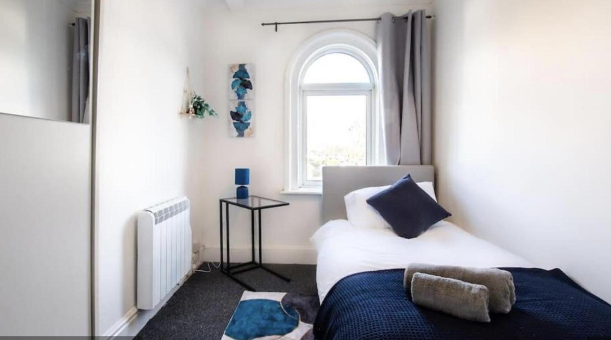A Cosy 2 Bed Flat In Apartment *