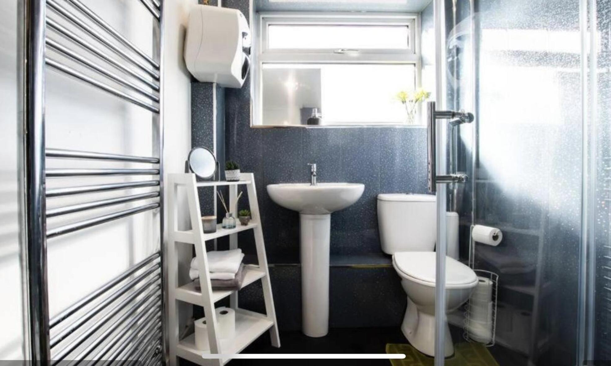 A Cosy 2 Bed Flat In Apartment *