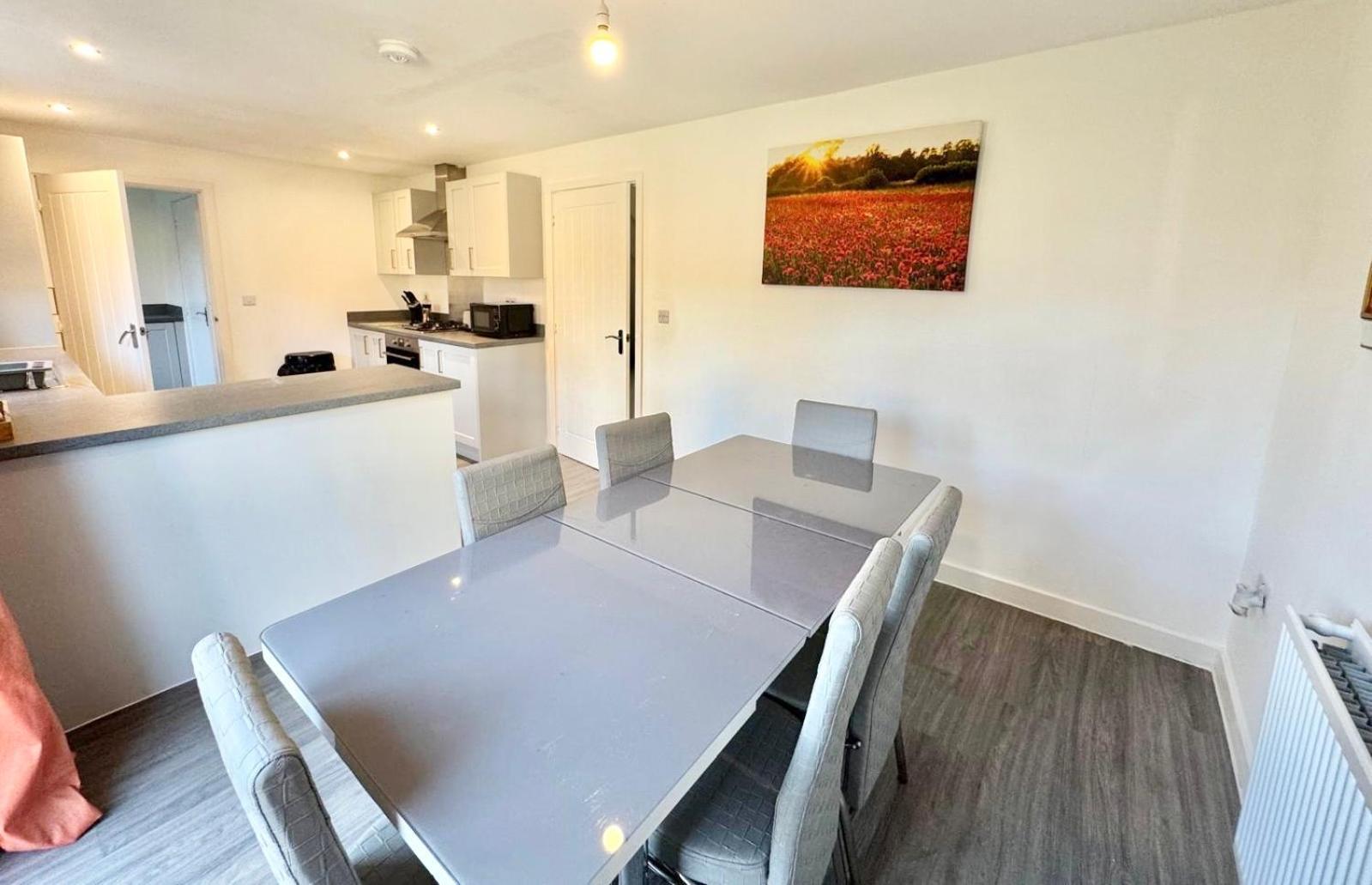 Large 5 Bedroom Modern *