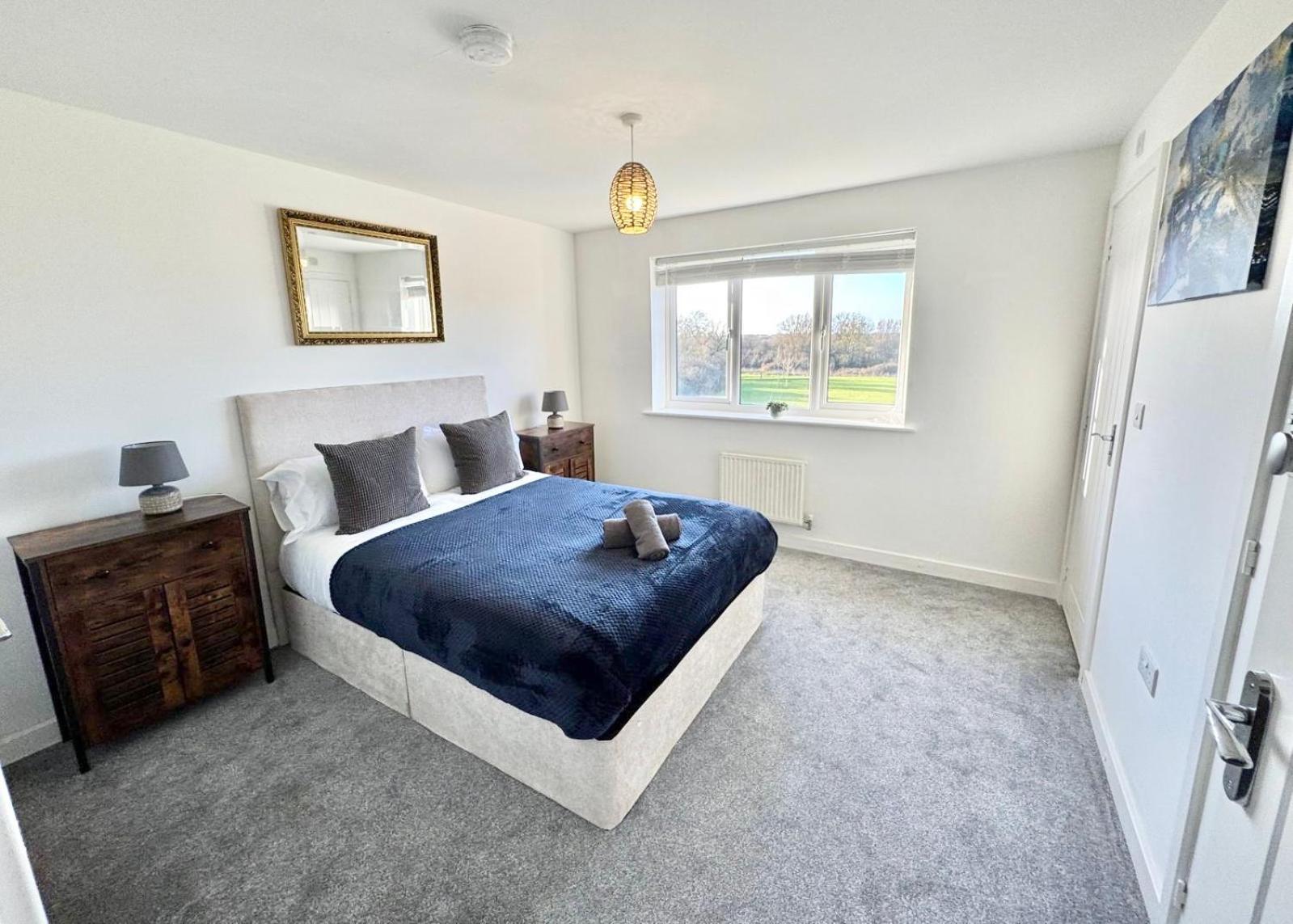 Large 5 Bedroom Modern *