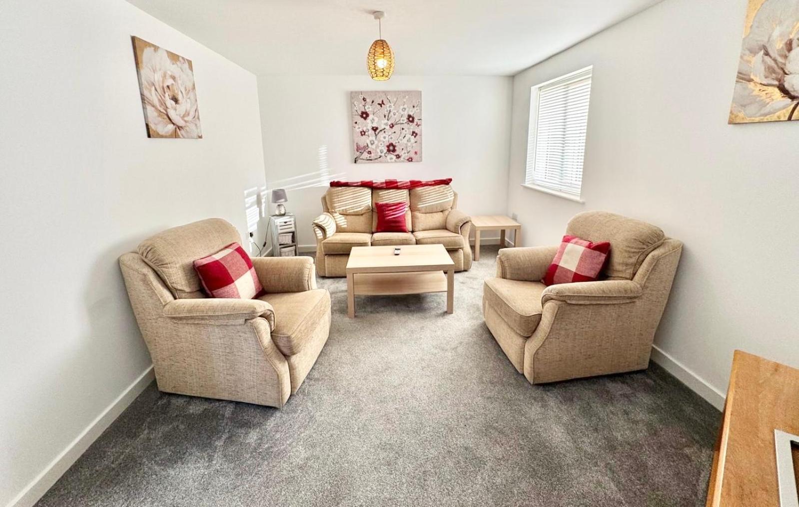 Large 5 Bedroom Modern *
