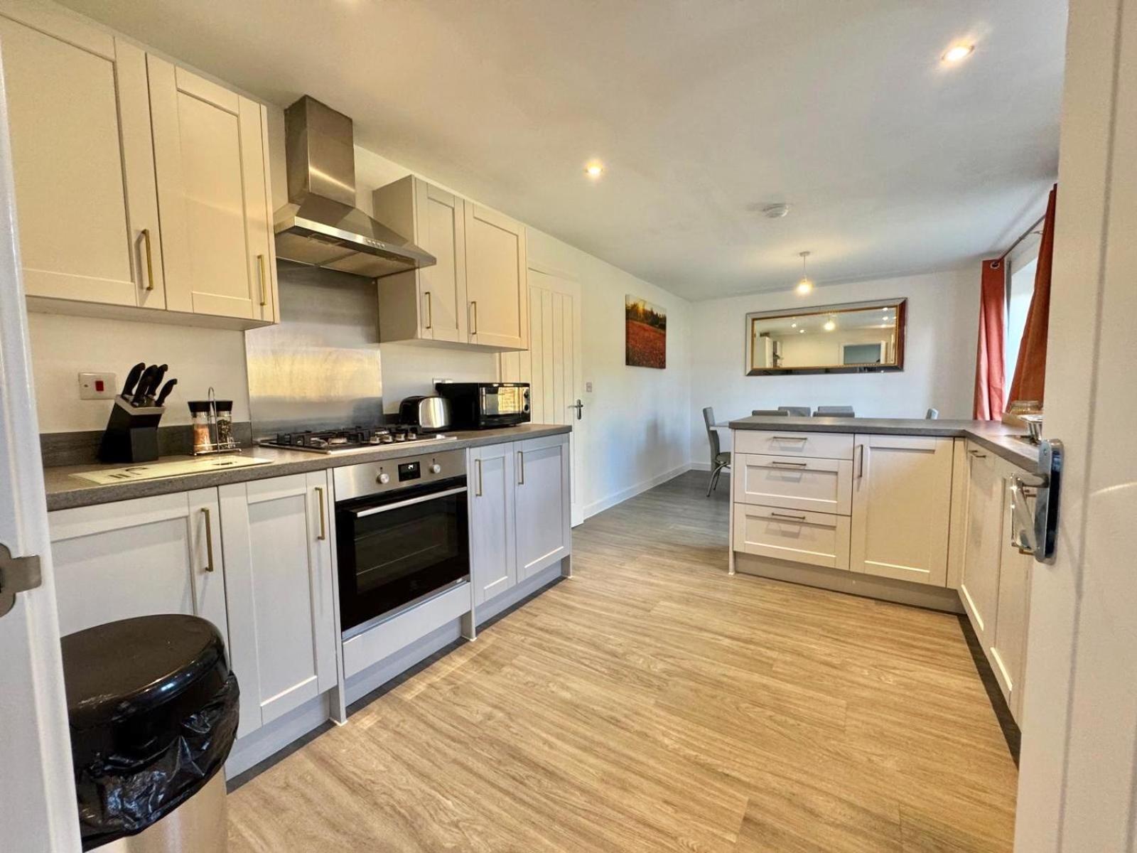 Large 5 Bedroom Modern Holiday home *