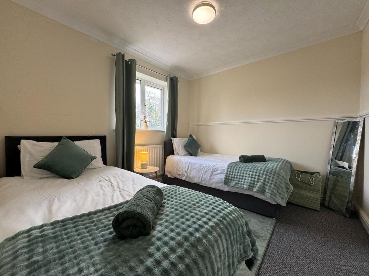Olive House Long Sleeps 8 Free Parking Casa de férias Swindon