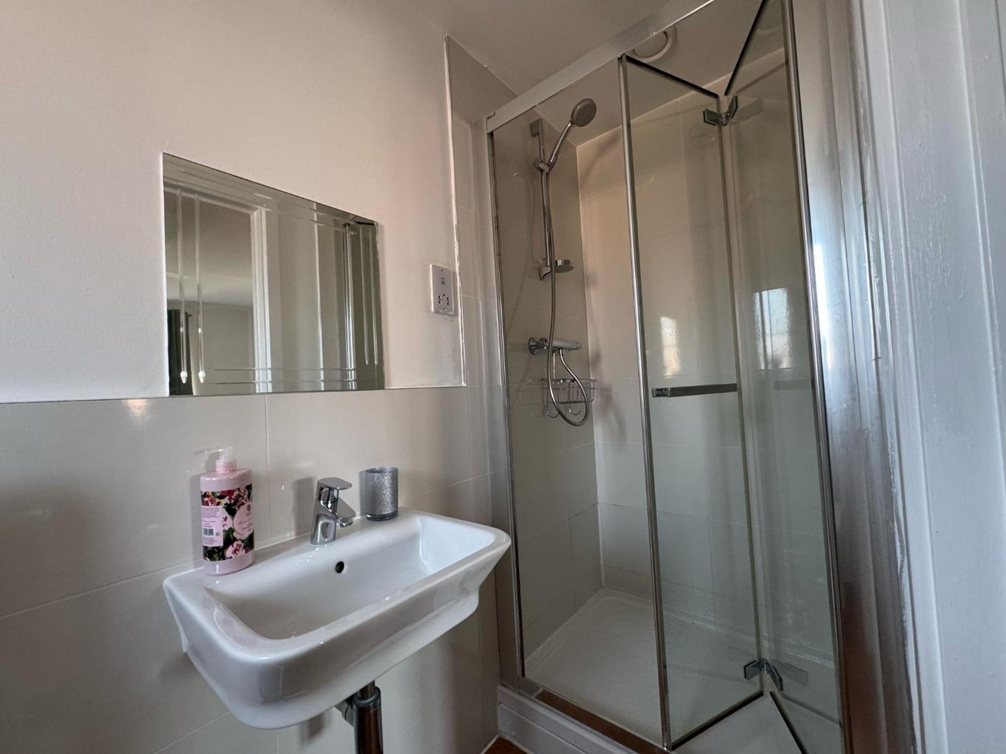 Hanwell House Sn25 Long Sleep 5 Free Parking