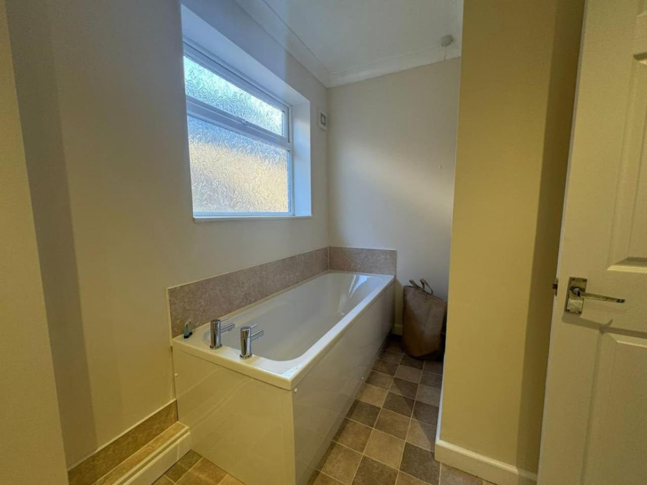 Stratton House, Sleeps 13, 6 Bedrooms, Parking, Long Disc