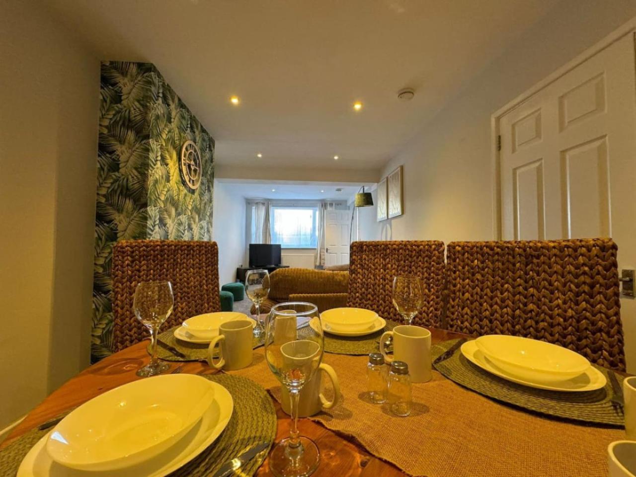 Holiday home Stratton House, Sleeps 13, 6 Bedrooms, Parking, Long Disc