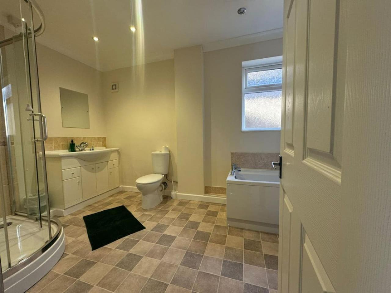 Stratton House, Sleeps 13, 6 Bedrooms, Parking, Long Disc Holiday home Swindon