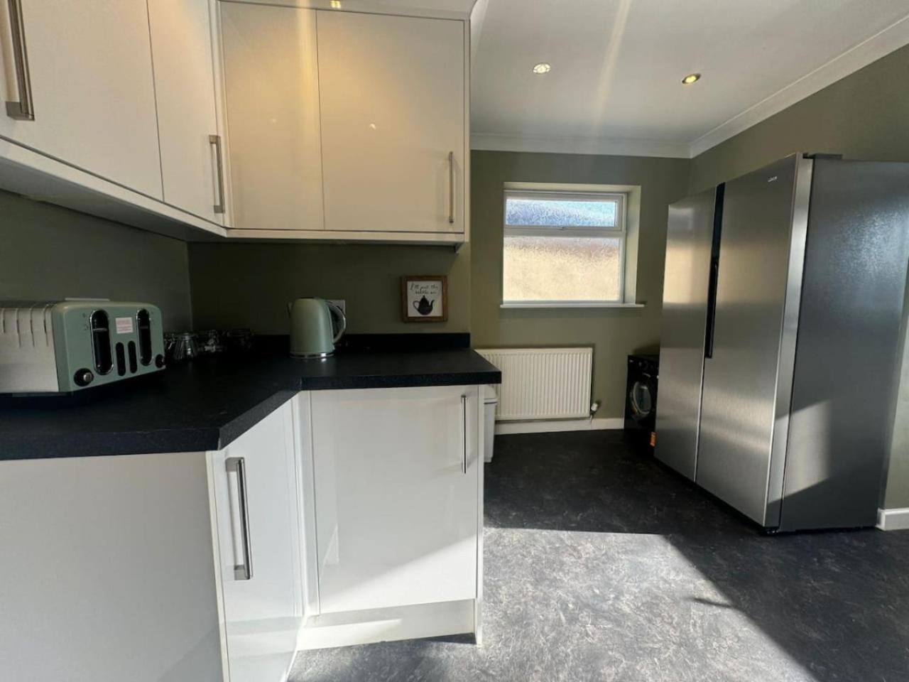 Stratton House, Sleeps 13, 6 Bedrooms, Parking, Long Disc Swindon