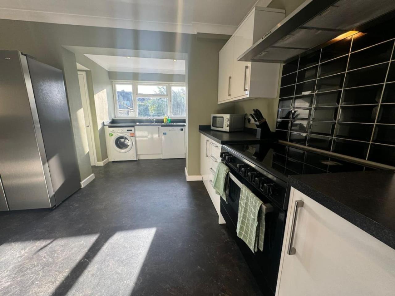 Stratton House, Sleeps 13, 6 Bedrooms, Parking, Long Disc * Swindon