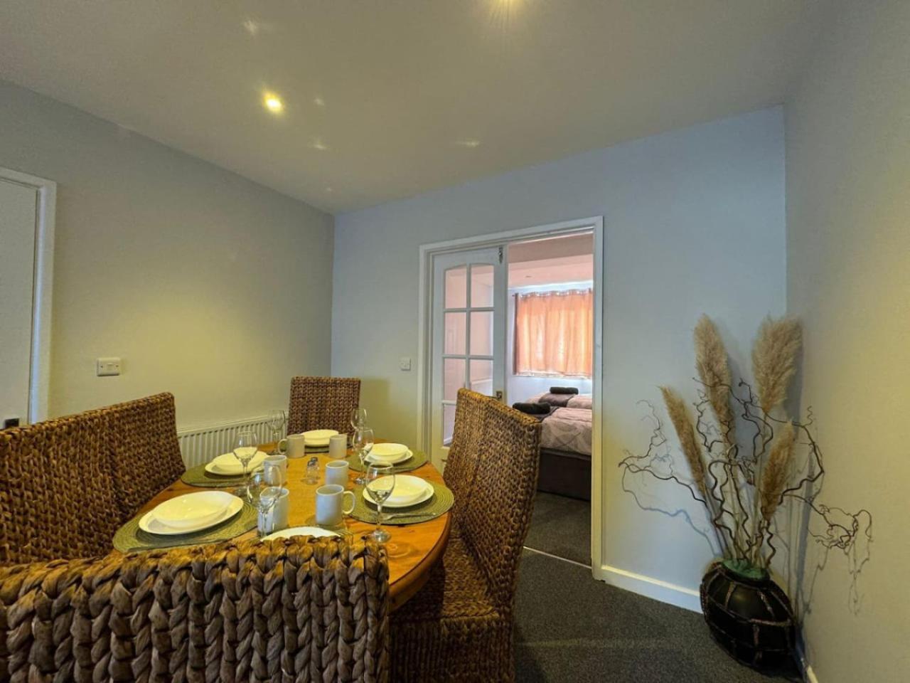 Stratton House, Sleeps 13, 6 Bedrooms, Parking, Long Disc *