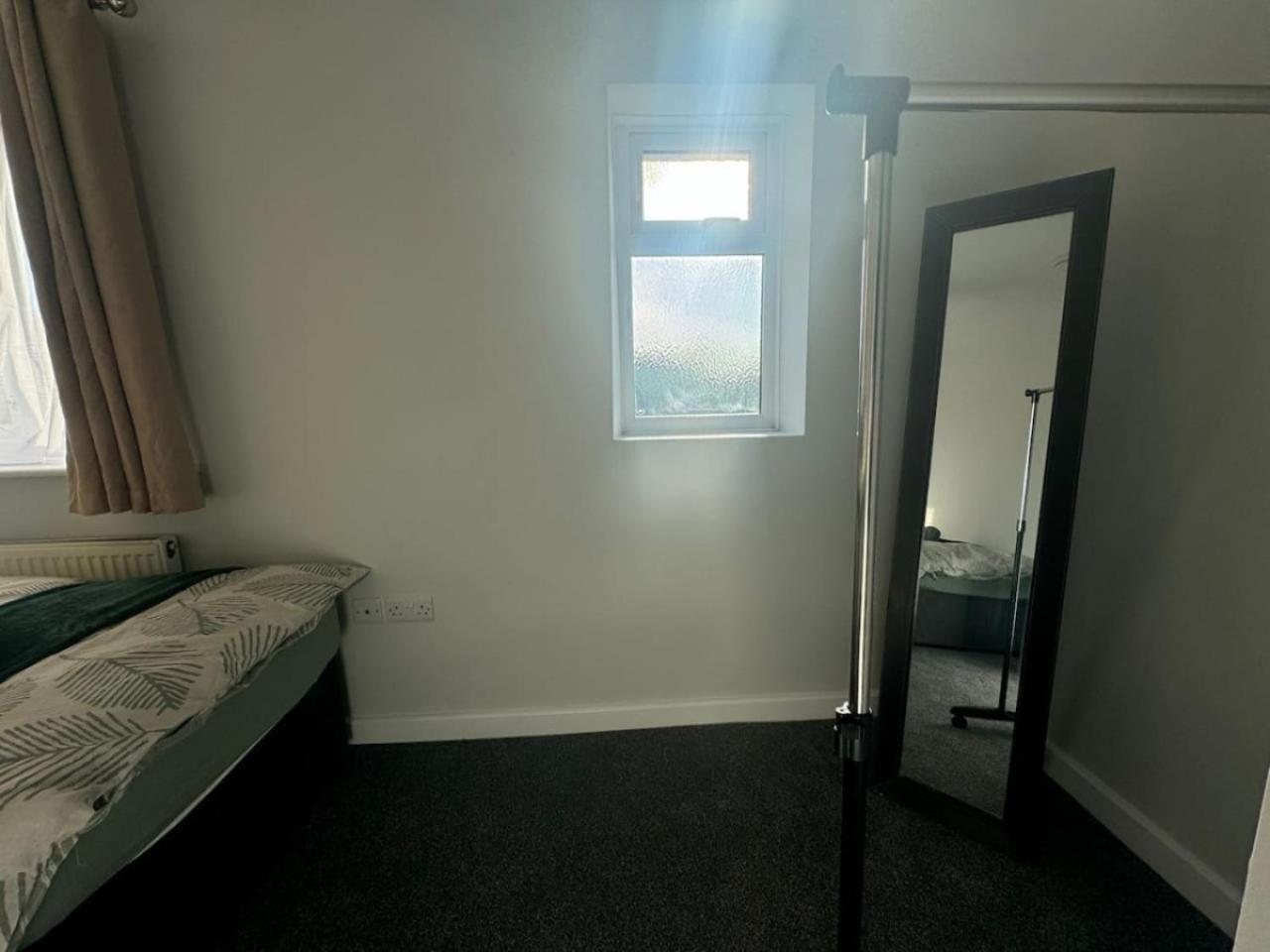 Stratton House, Sleeps 13, 6 Bedrooms, Parking, Long Disc Swindon