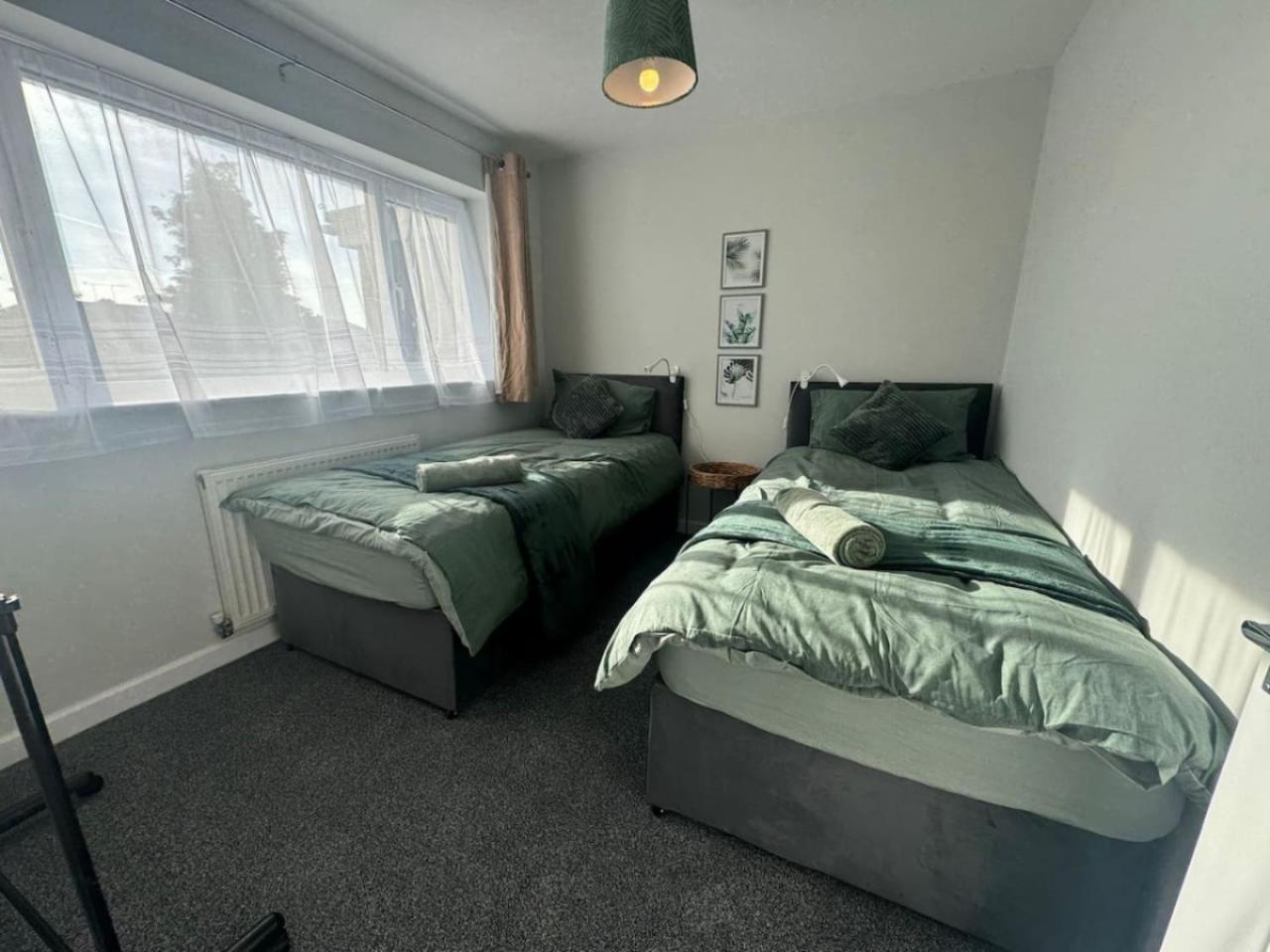 Stratton House, Sleeps 13, 6 Bedrooms, Parking, Long Disc Holiday home