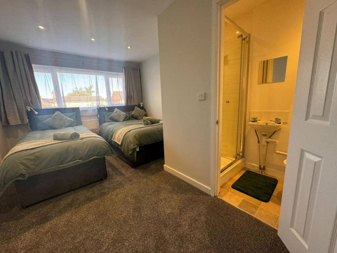 Holiday home Stratton House, Sleeps 13, 6 Bedrooms, Parking, Long Disc