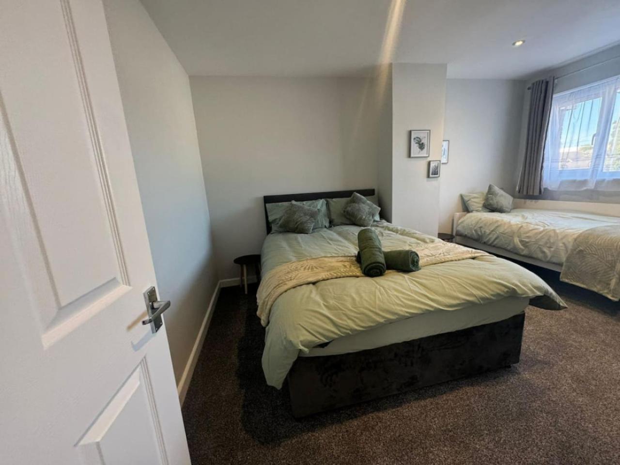 Stratton House, Sleeps 13, 6 Bedrooms, Parking, Long Disc Holiday home *