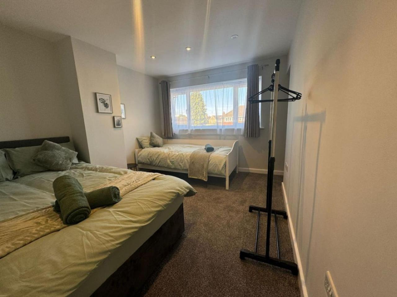 Stratton House, Sleeps 13, 6 Bedrooms, Parking, Long Disc Swindon