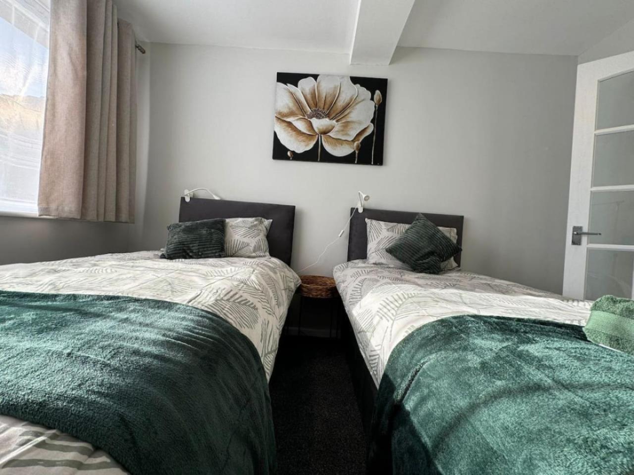 Stratton House, Sleeps 13, 6 Bedrooms, Parking, Long Disc * Swindon