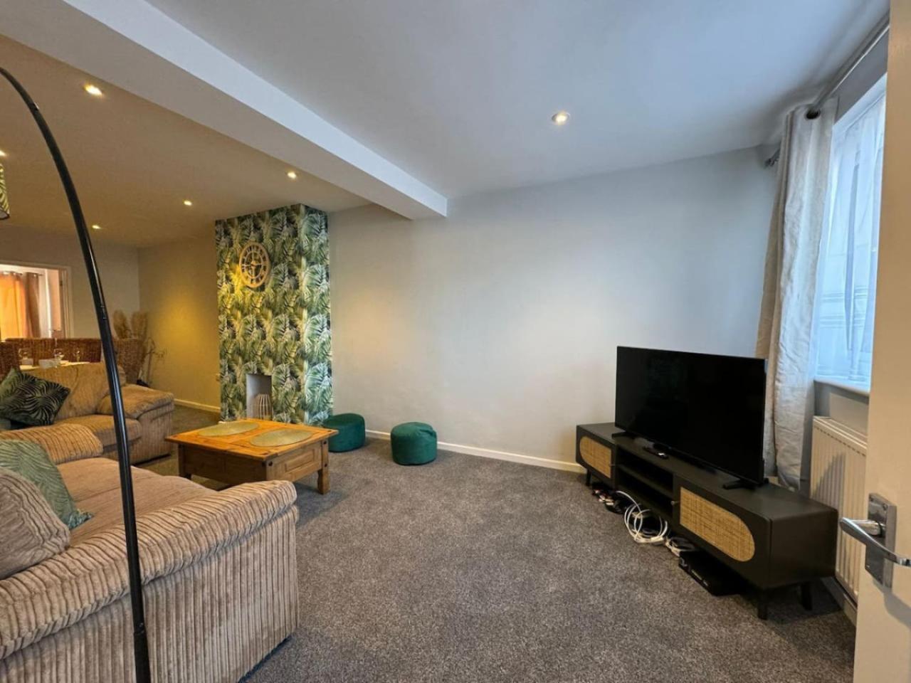 Stratton House, Sleeps 13, 6 Bedrooms, Parking, Long Disc
