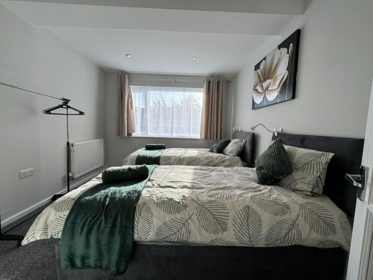 Stratton House, Sleeps 13, 6 Bedrooms, Parking, Long Disc Holiday home