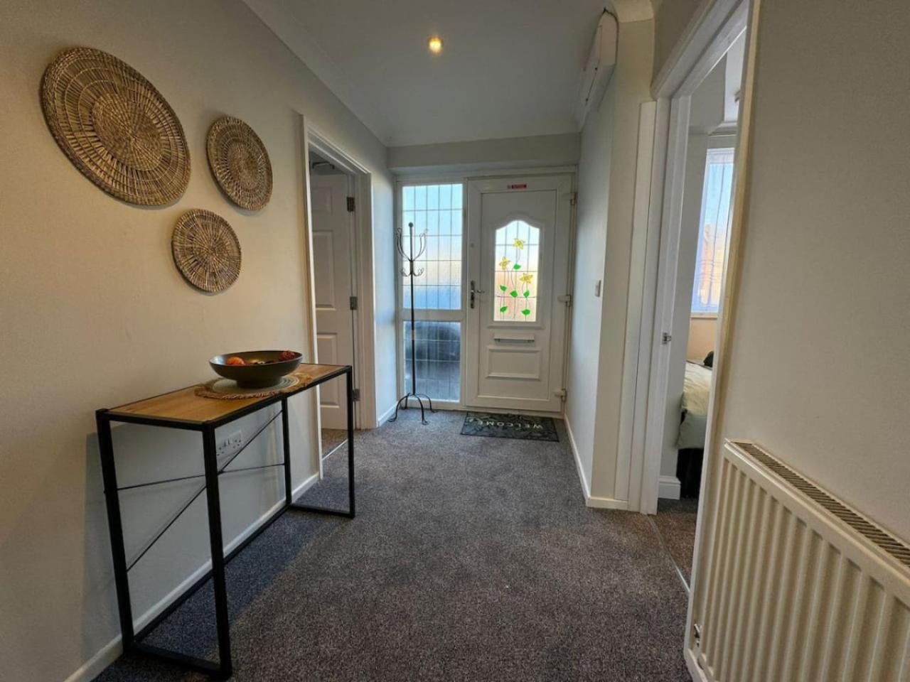 Stratton House, Sleeps 13, 6 Bedrooms, Parking, Long Disc Holiday home *