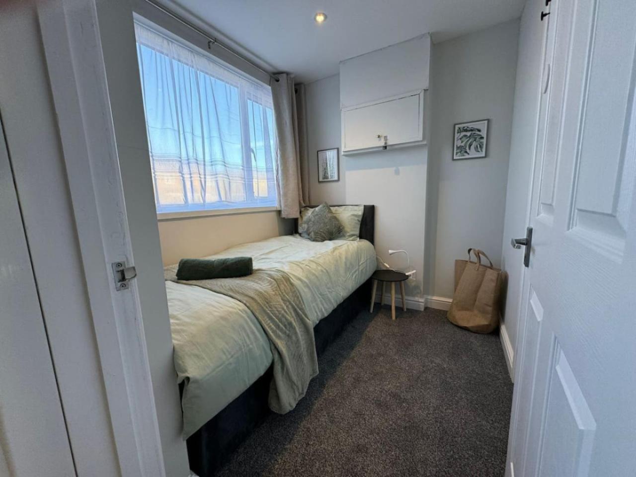 Holiday home Stratton House, Sleeps 13, 6 Bedrooms, Parking, Long Disc *