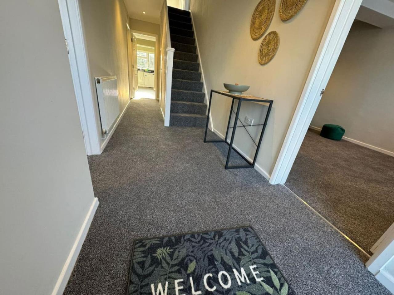 Stratton House, Sleeps 13, 6 Bedrooms, Parking, Long Disc Holiday home Swindon