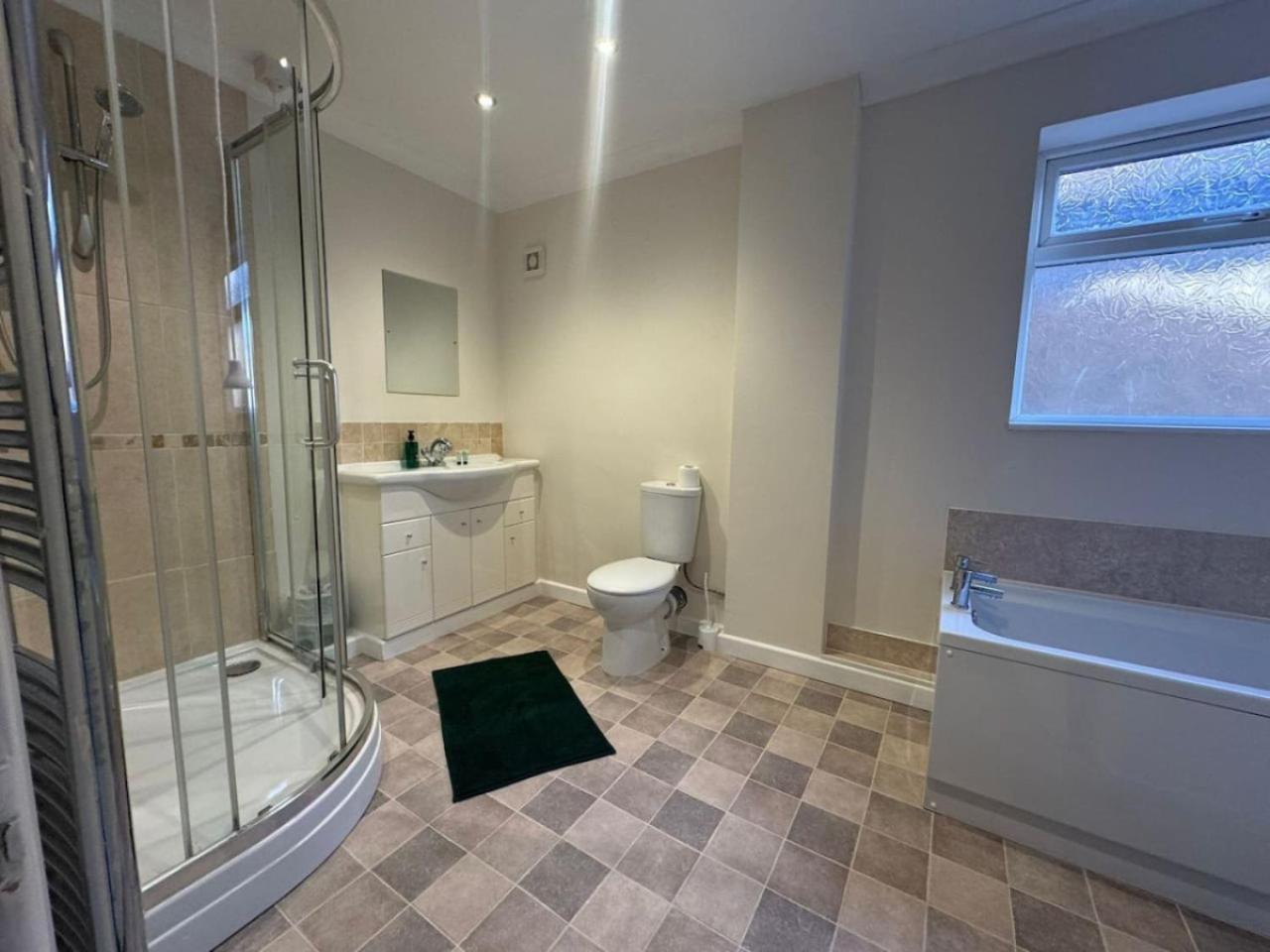 Holiday home Stratton House, Sleeps 13, 6 Bedrooms, Parking, Long Disc Swindon