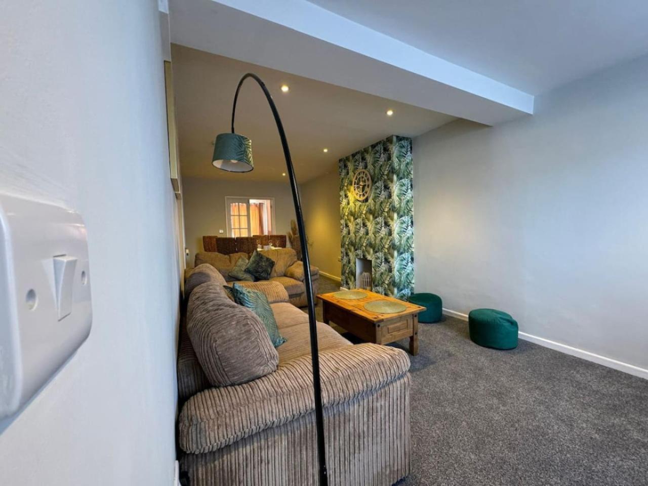 Stratton House, Sleeps 13, 6 Bedrooms, Parking, Long Disc *