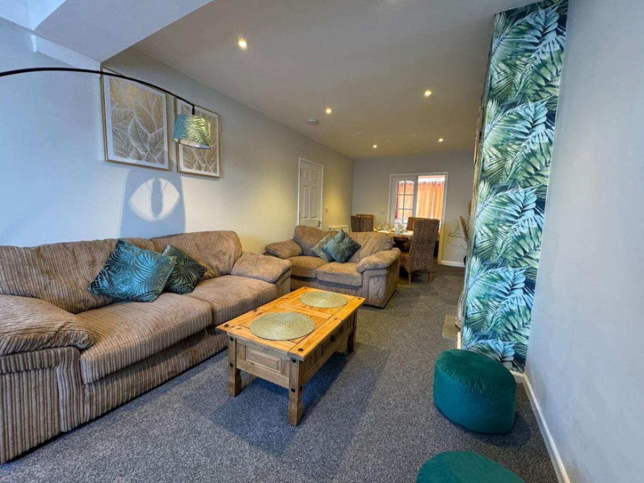 Stratton House, Sleeps 13, 6 Bedrooms, Parking, Long Disc Swindon