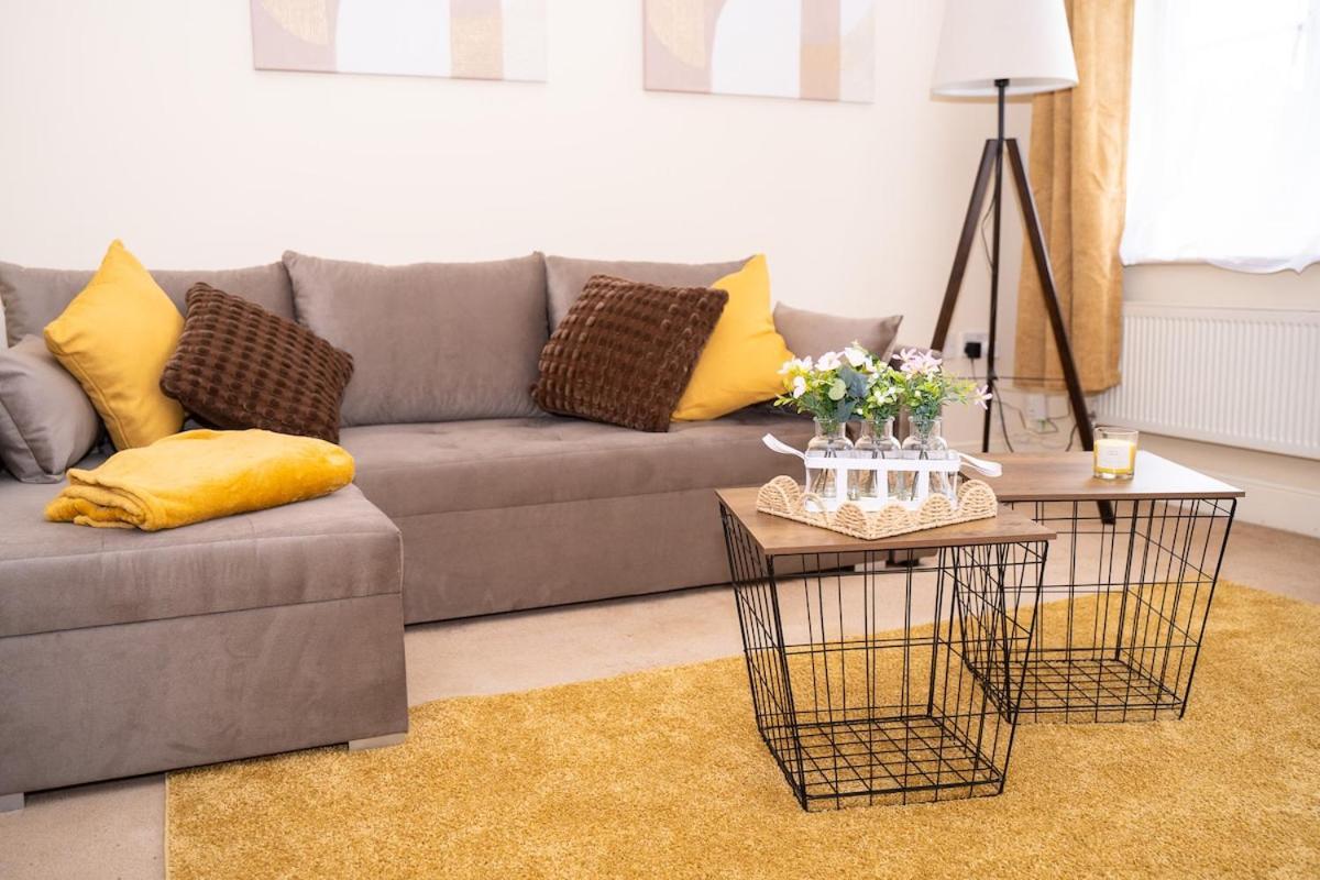Yellow Haven Spacious Quiet Free Parking Sleeps 7 *