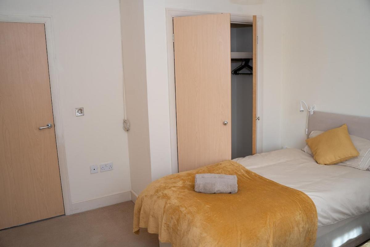 Yellow Haven Spacious Quiet Free Parking Sleeps 7 Apartment Swindon