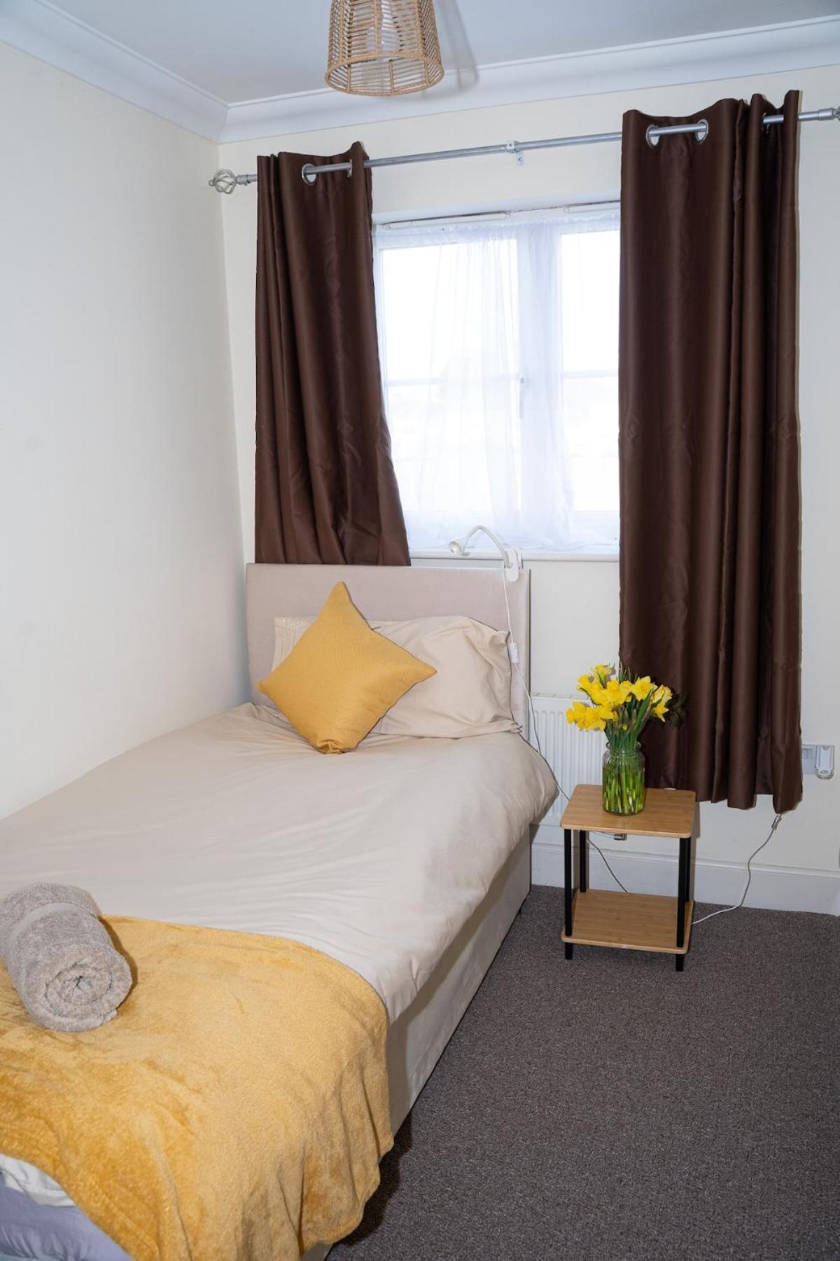 Yellow Haven Spacious Quiet Free Parking Sleeps 7 Apartment *