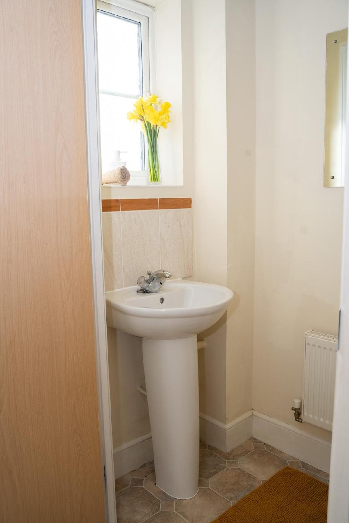 Yellow Haven Spacious Quiet Free Parking Sleeps 7 Apartment