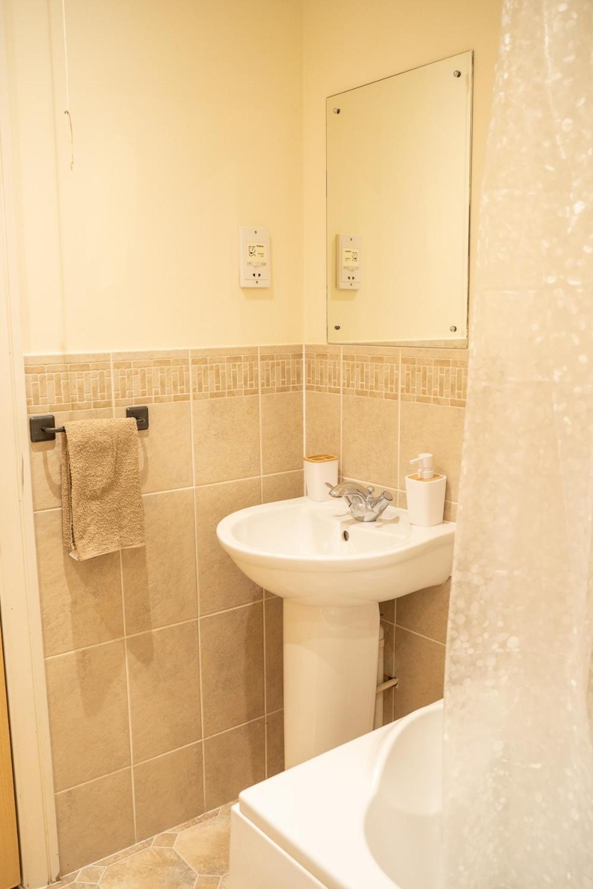 Yellow Haven Spacious Quiet Free Parking Sleeps 7 Apartment *