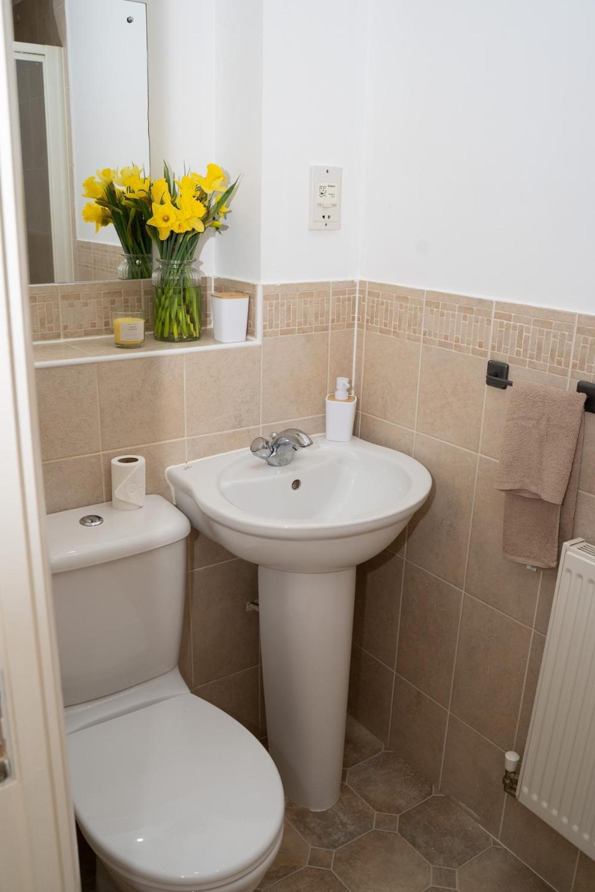 Apartment Yellow Haven Spacious Quiet Free Parking Sleeps 7 *