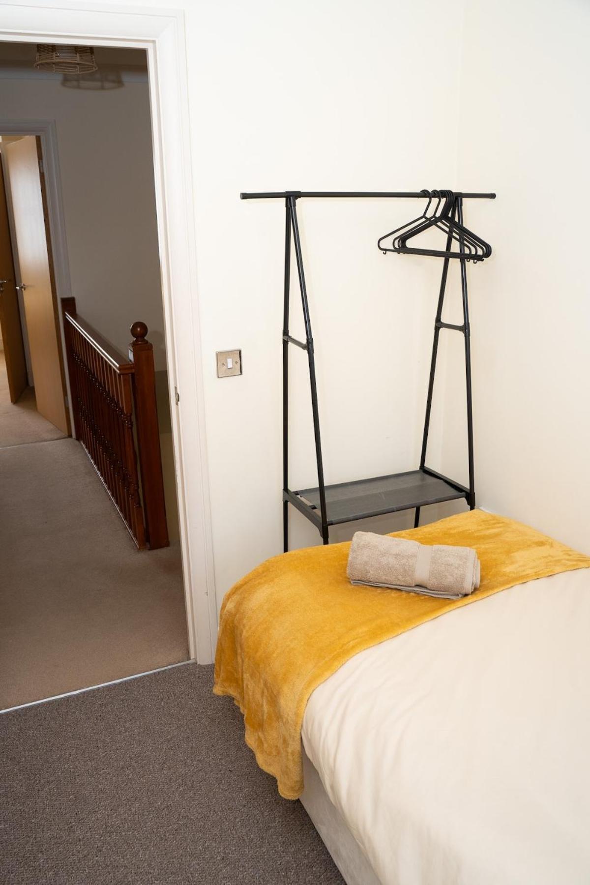 Yellow Haven Spacious Quiet Free Parking Sleeps 7 * Swindon