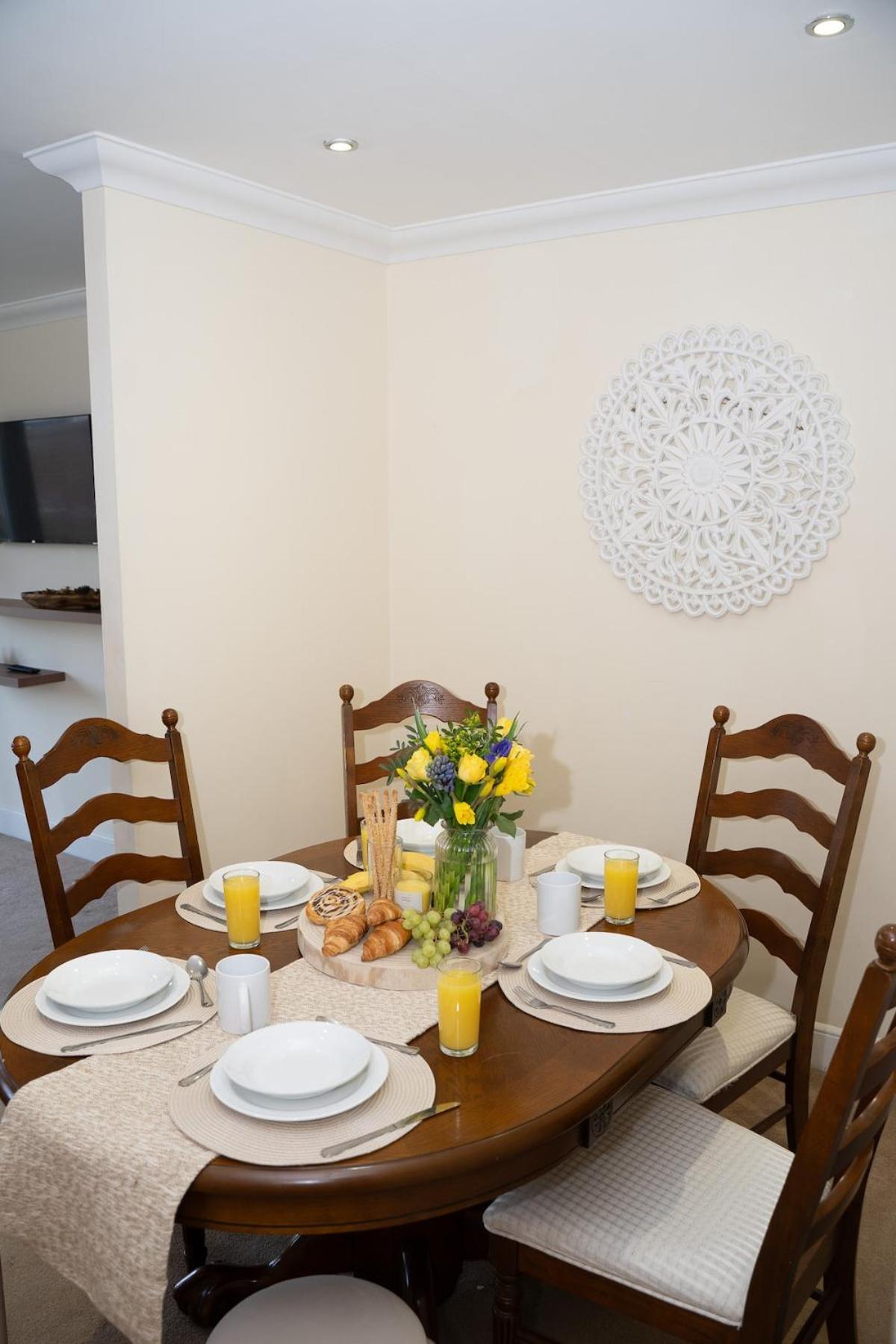 Yellow Haven Spacious Quiet Free Parking Sleeps 7 Apartment